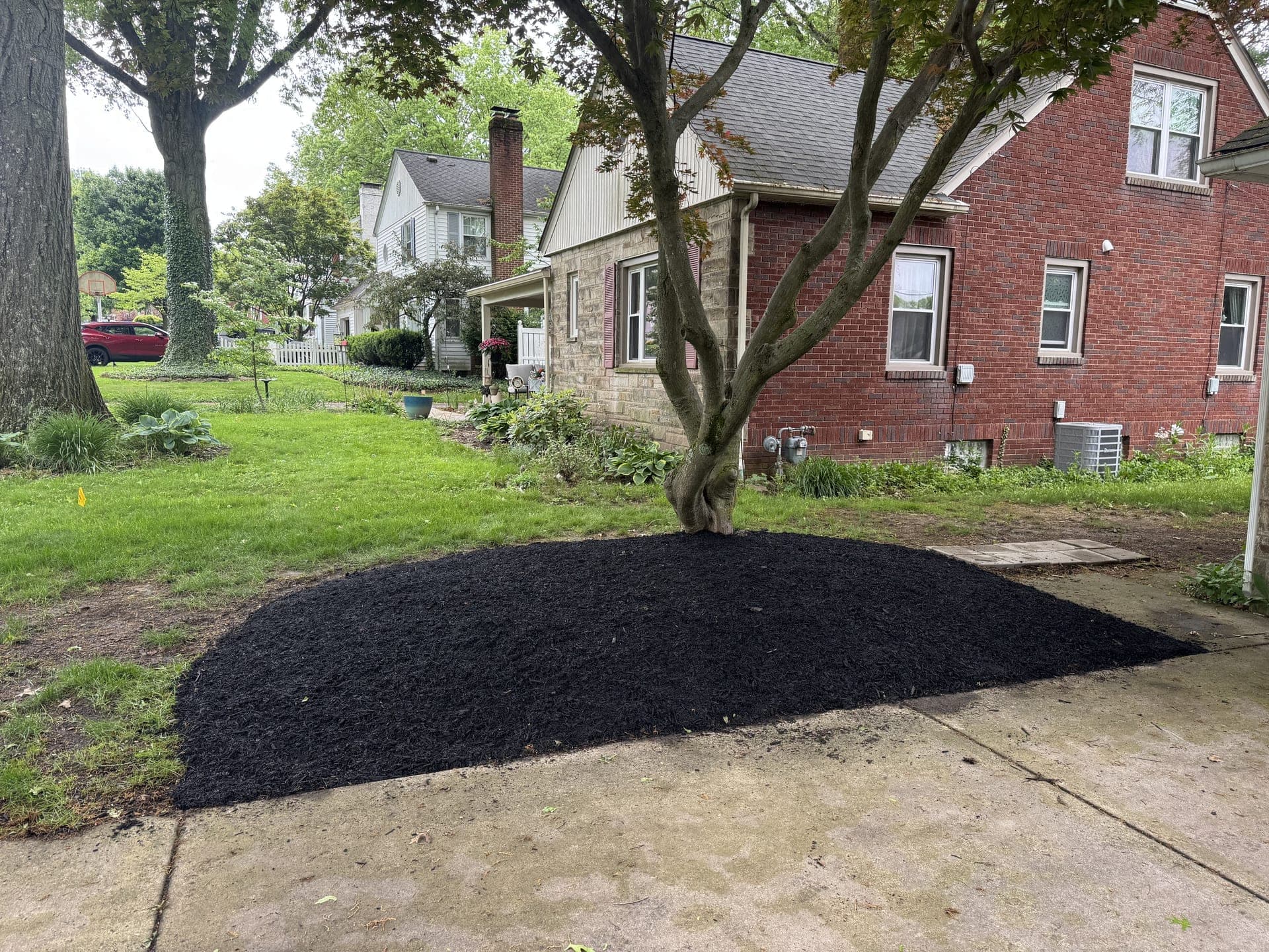 Freshly mulched front beds and tidy edges at a Mahoning Valley home